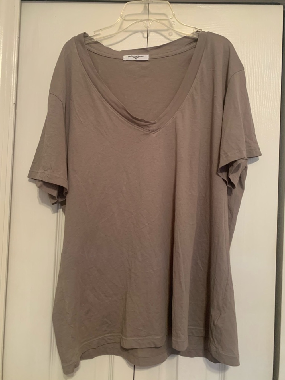 Perfectwhitetee v-neck t-shirt women’s size XL